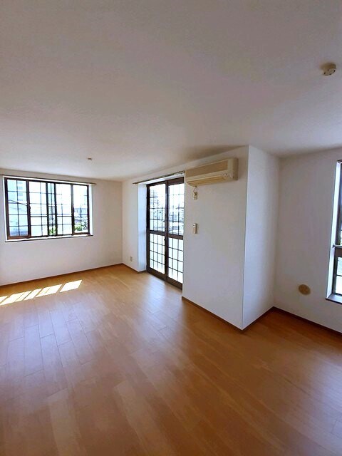 物件内観写真3　(居室・リビング)