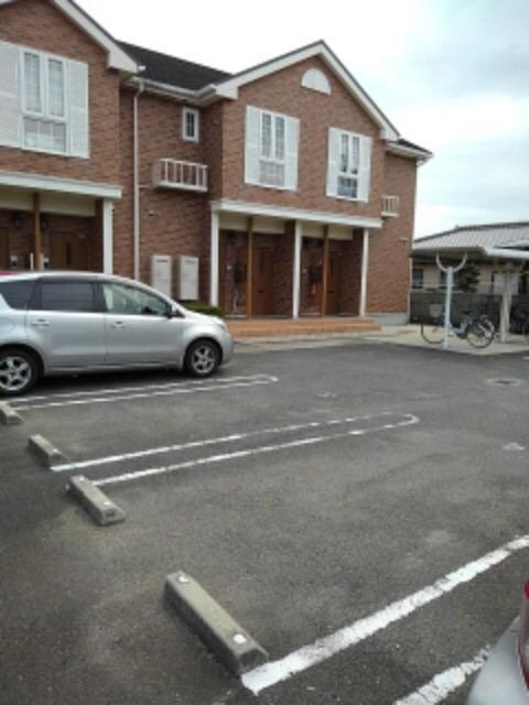 物件外観写真2　(駐車場)