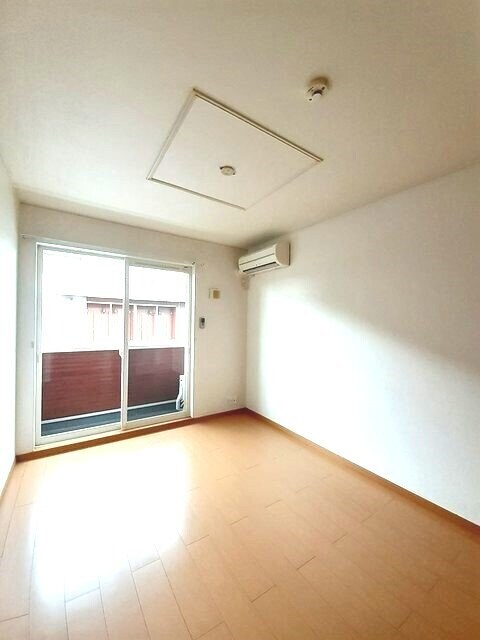 物件内観写真3　(居室・リビング)