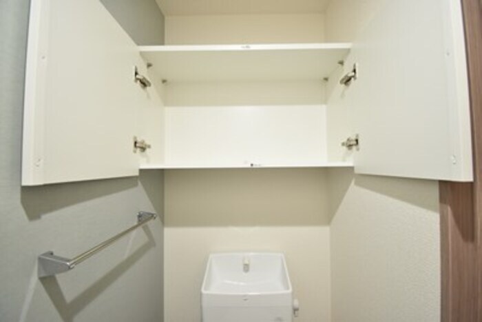 物件内観写真13　(トイレ収納棚)