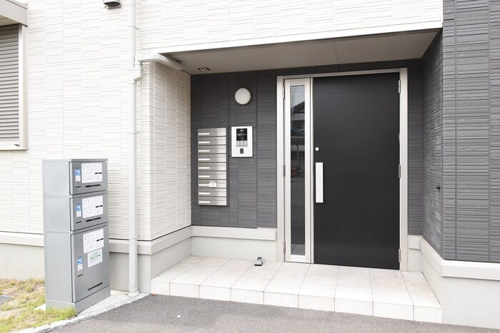 物件外観写真3　(エントランス)