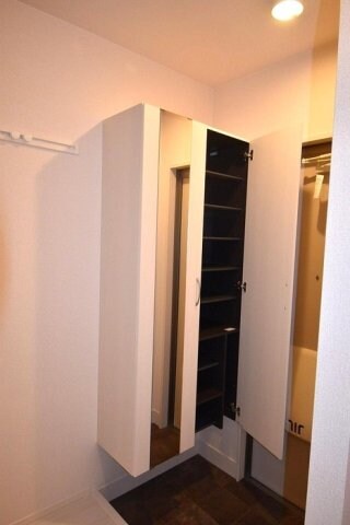 物件内観写真10　(玄関収納)
