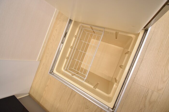 物件内観写真16　(床下収納)