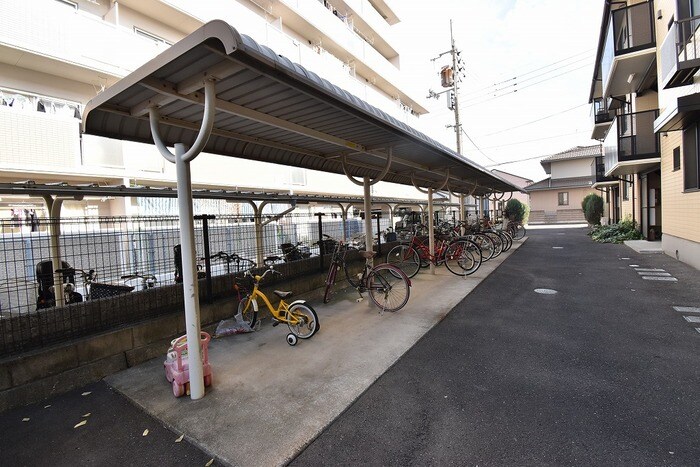 物件内観写真3　(駐輪場)