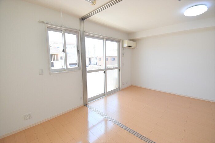 物件内観写真9　(洋室３帖～ＬＤＫ１０．５帖)