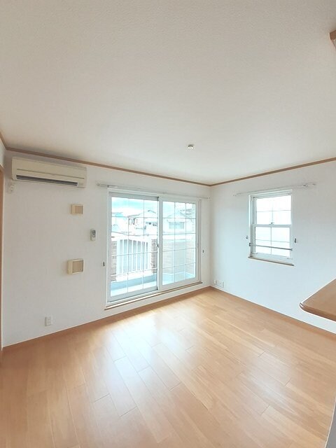 物件内観写真3　(居室・リビング)