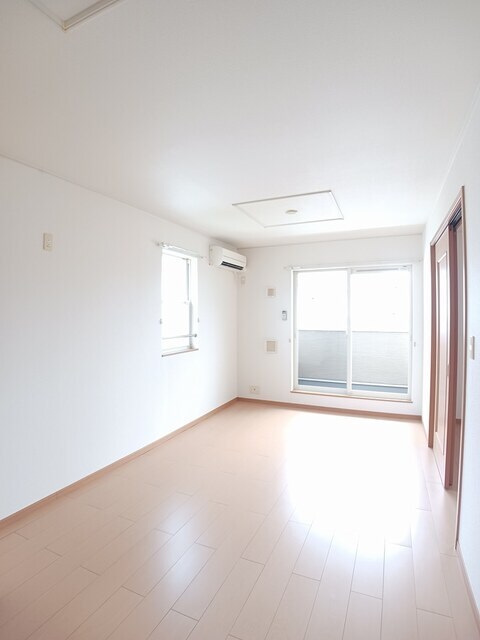 物件内観写真8　(居室・リビング)