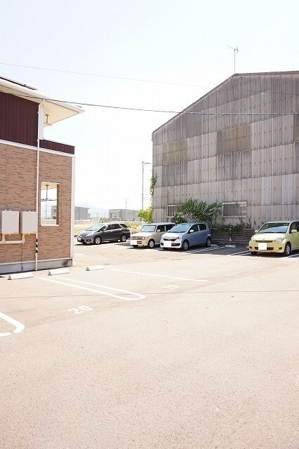 物件外観写真2　(駐車場)