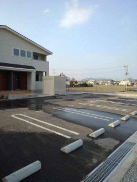 物件外観写真3　(駐車場)