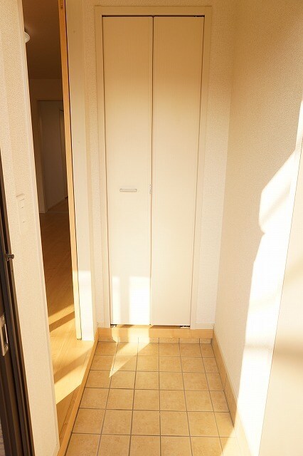 物件内観写真13　(玄関)