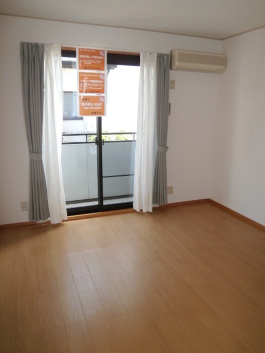 物件内観写真3　(洋室８帖)