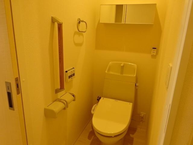 物件内観写真6　(シャワー付トイレ)