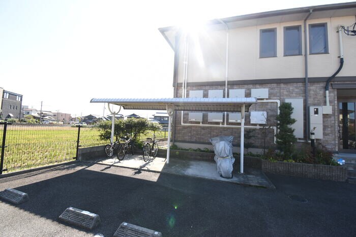 物件内観写真17　(北入口側 駐輪場)