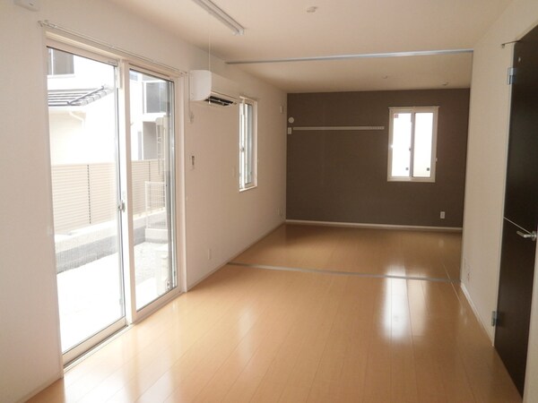 居室(LDK10帖・洋室７．１帖)