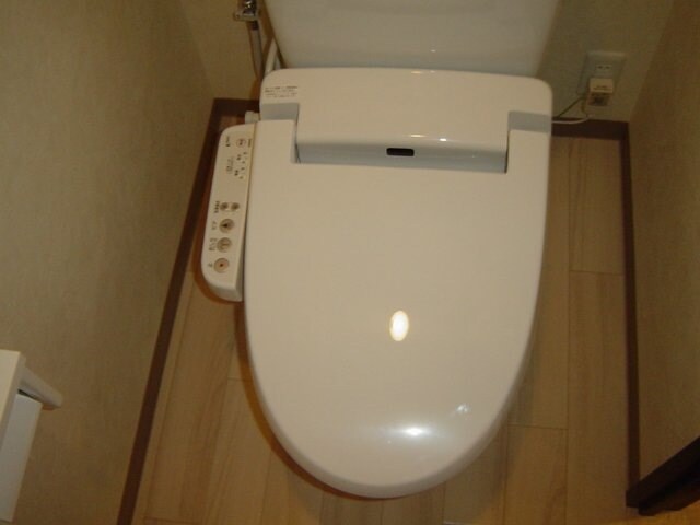 物件内観写真6　(シャワー付トイレ)