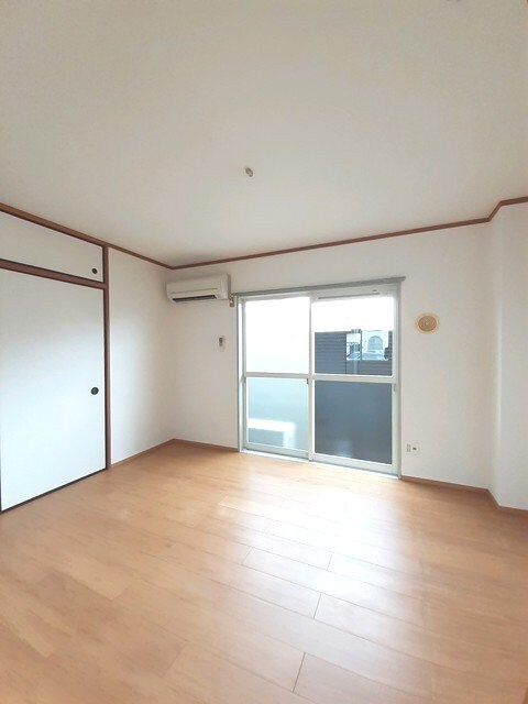 物件内観写真8　(居室・リビング)