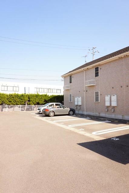 物件外観写真3　(駐車場)