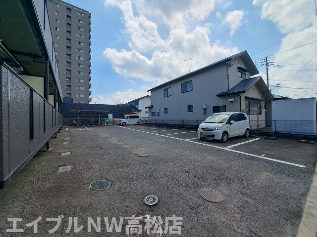 物件外観写真3　(駐車場)
