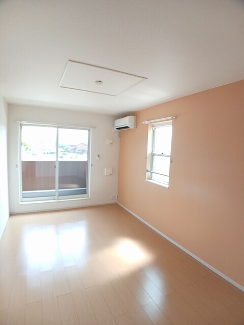 物件内観写真3　(居室・リビング)