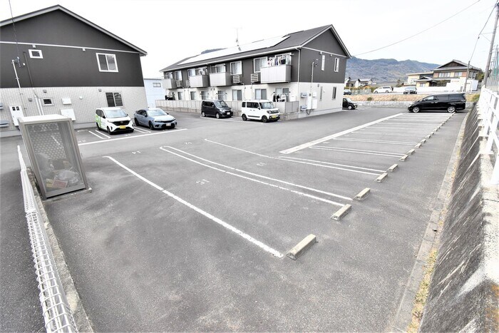 物件外観写真2　(駐車場)