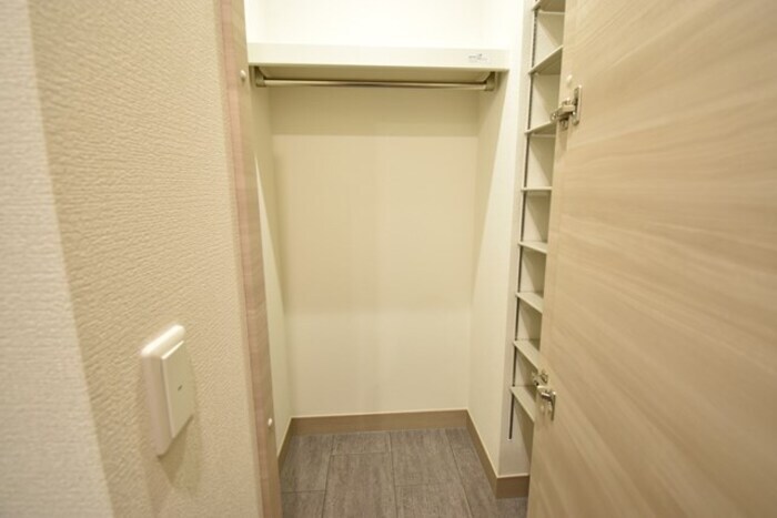物件内観写真15　(玄関収納)
