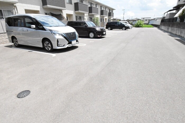 物件外観写真2　(駐車場)