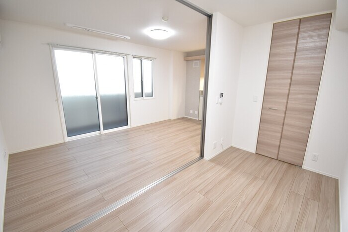 物件内観写真11　(洋室４帖～ＬＤＫ１２．２帖)