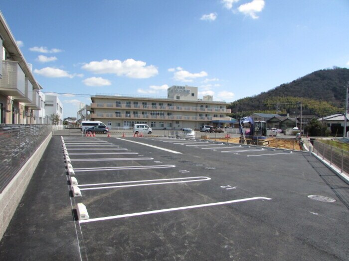 物件外観写真3　(駐車場)