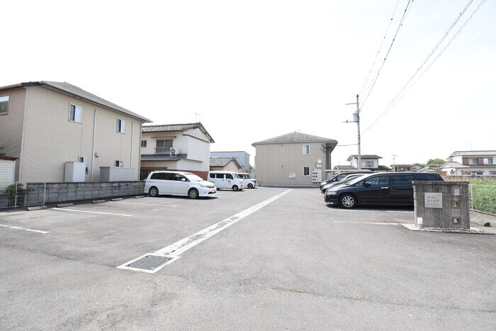 物件外観写真2　(駐車場)