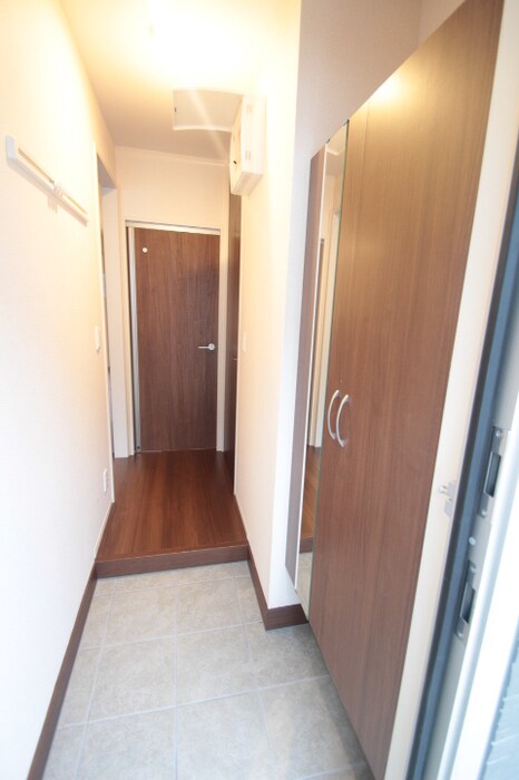 物件内観写真8　(玄関)