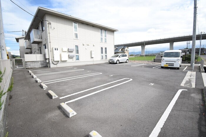 物件外観写真2　(駐車場)