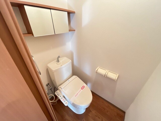 物件内観写真5　(シャワー付トイレ)