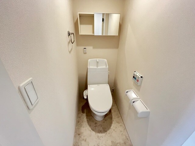 物件内観写真8　(シャワー付トイレ)