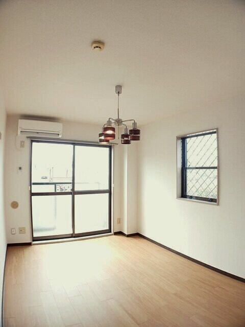 物件内観写真3　(居室・リビング)