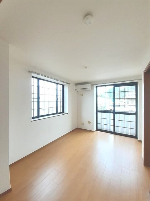 物件内観写真4　(居室・リビング)