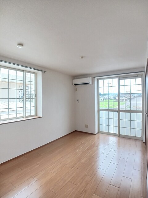 物件内観写真3　(居室・リビング)