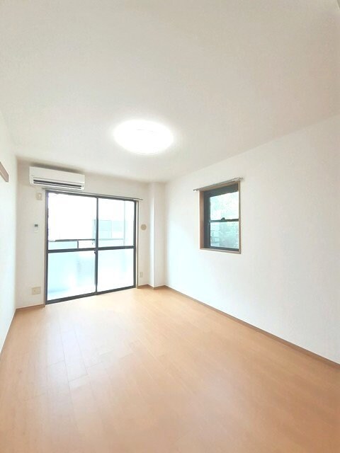 物件内観写真4　(居室・リビング)