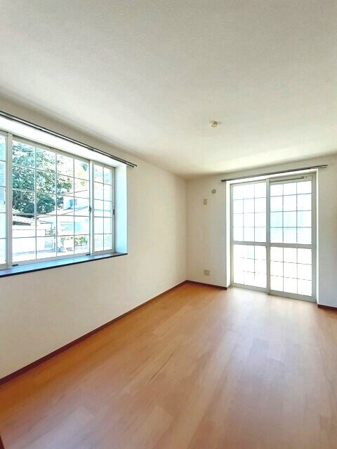 物件内観写真4　(居室・リビング)