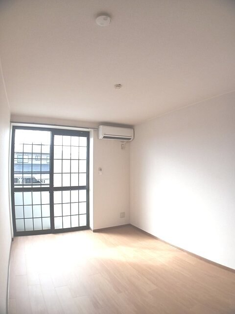 物件内観写真4　(居室・リビング)