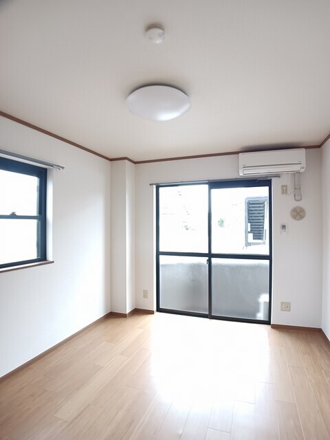 物件内観写真4　(居室・リビング)