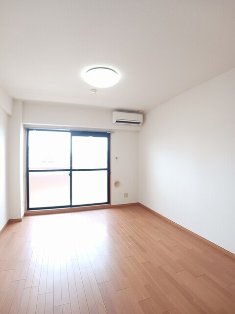 物件内観写真4　(居室・リビング)