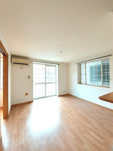 物件内観写真3　(居室・リビング)