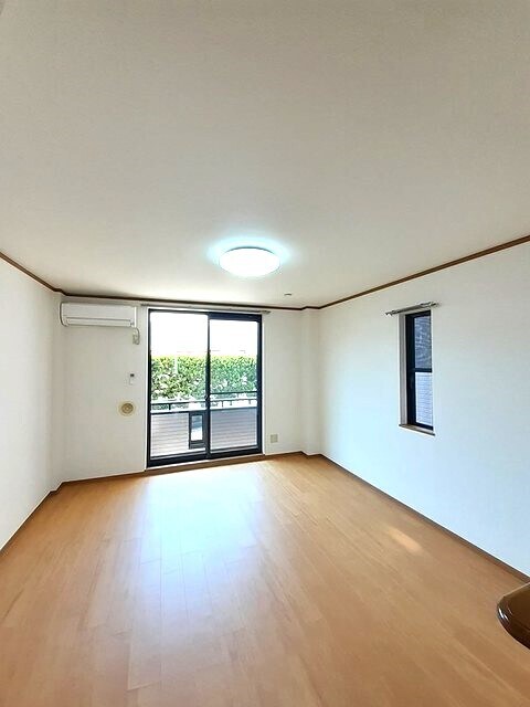 物件内観写真4　(居室・リビング)