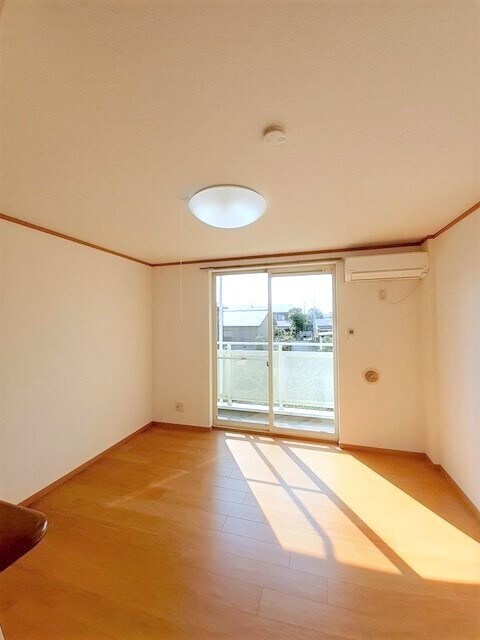 物件内観写真4　(居室・リビング)