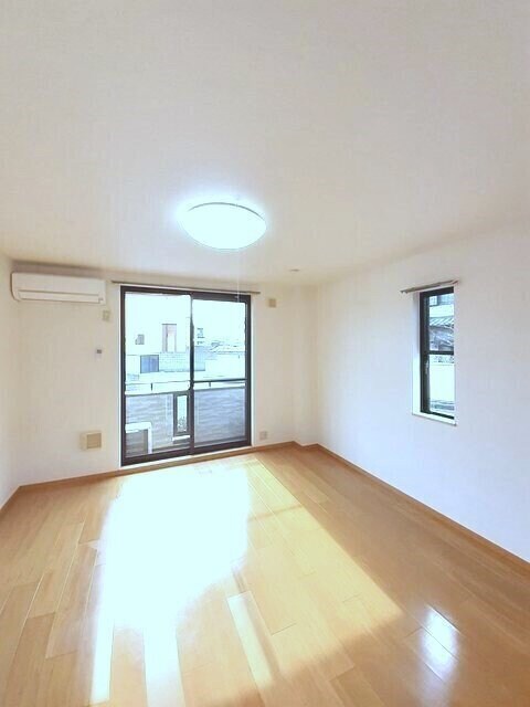 物件内観写真4　(居室・リビング)