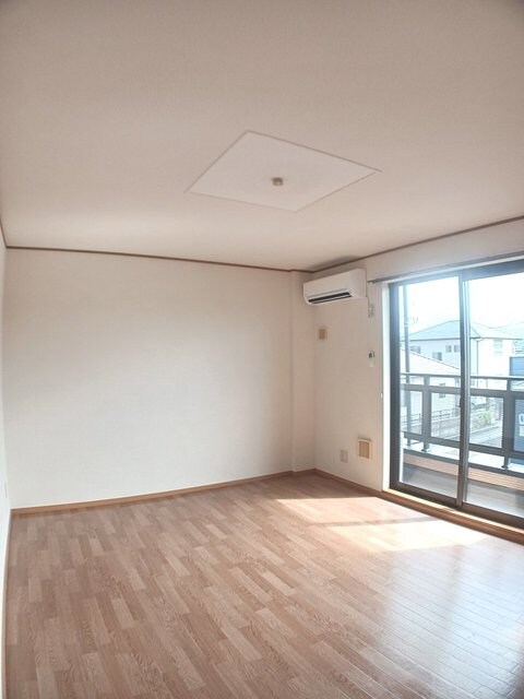 物件内観写真8　(居室・リビング)