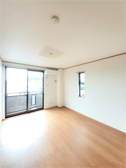 物件内観写真4　(居室・リビング)