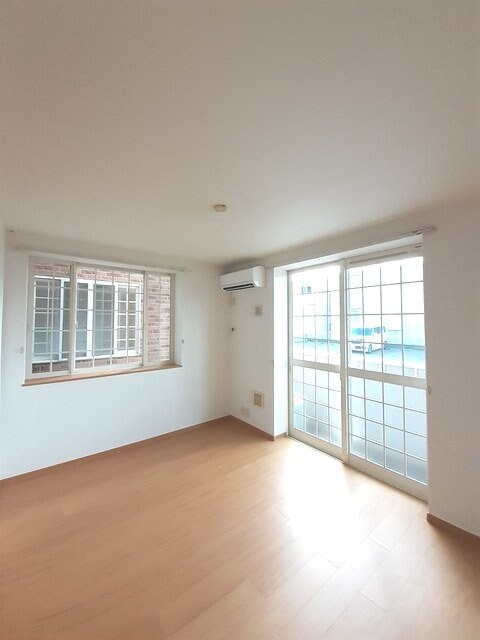 物件内観写真8　(居室・リビング)