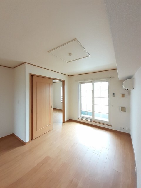 物件内観写真4　(居室・リビング)