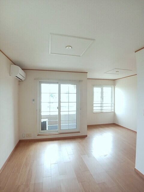 物件内観写真4　(居室・リビング)